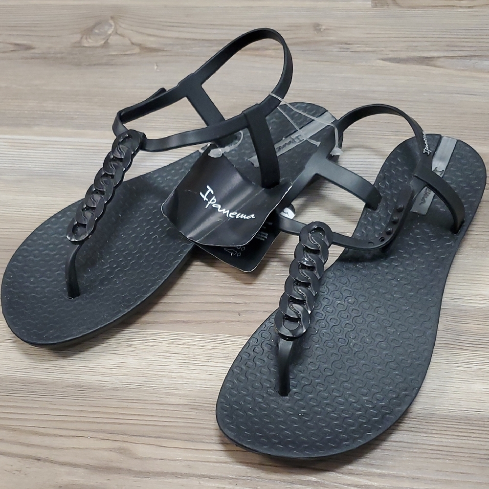 New With Tags Ipanema Women's Size 7 Black Chain Sandals